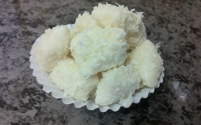 Bala de coco gelada da Vó Nair