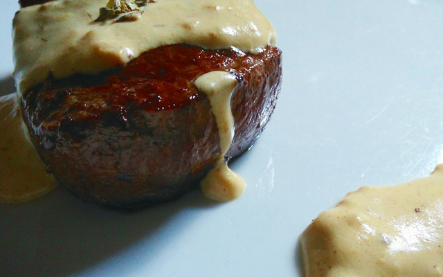 Medalhão ao molho mostarda