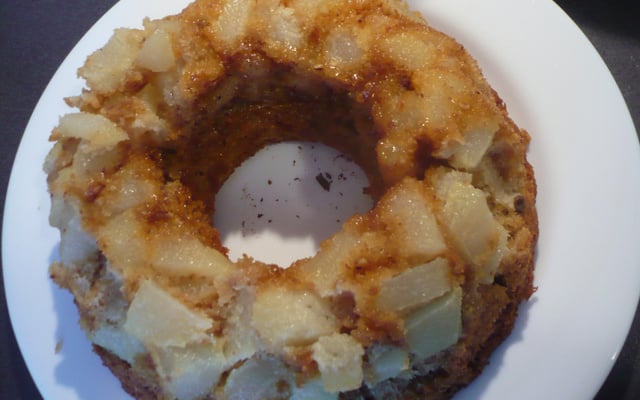 Bolo de pera e nozes