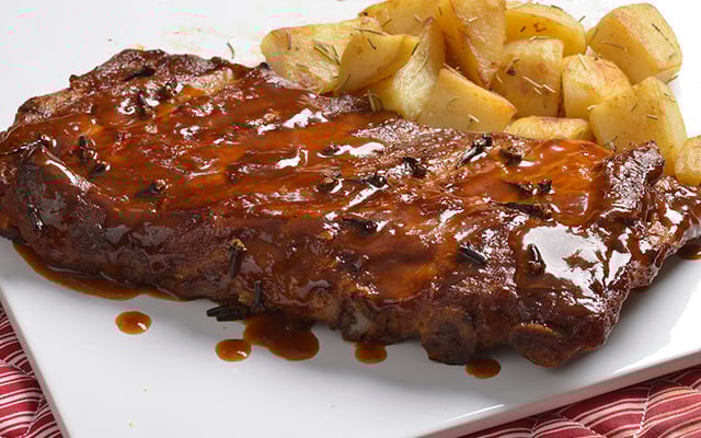 Costelinha de porco com molho de páprica e cravo