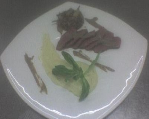 Magret de pato ao molho de lentilhas com polenta cremosa e shitake flambado