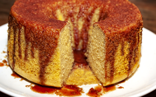 Bolo de fubá com calda de goiabada
