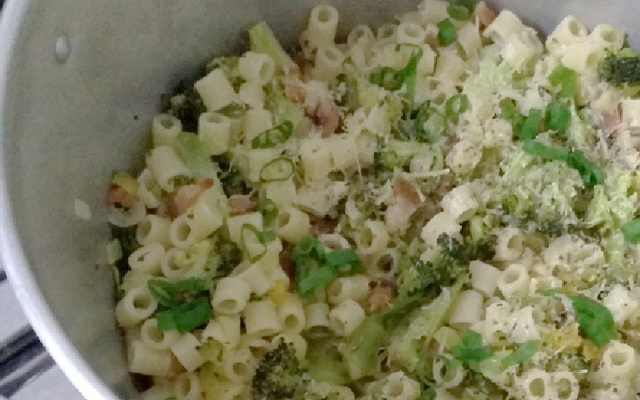 Macarrão com bacon e brócolis