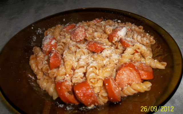 Macarrão com molho de salsicha