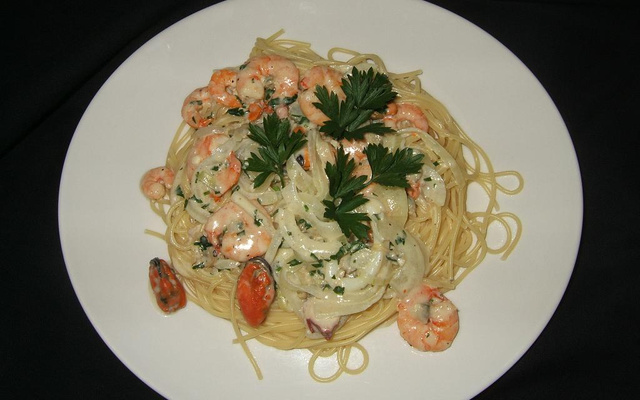 Espaguete com molho cremoso de camarão ao aroma do mar