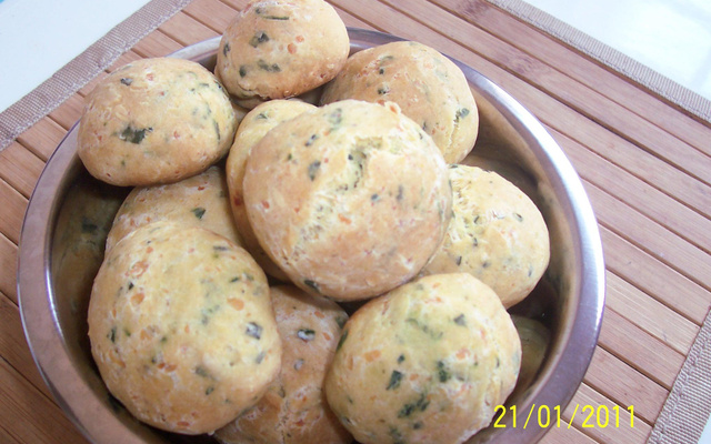Pãezinhos de ervas e queijo ralado muito fáceis