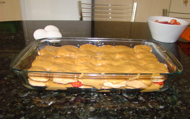 Pavê folhado de doce de leite e morangos