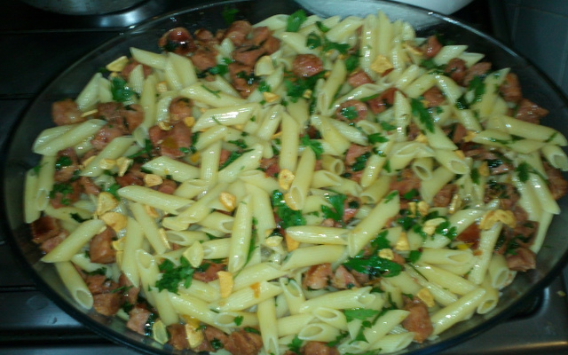 Macarrão ao azeite, alho e linguiça