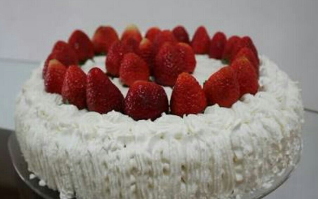 Rocambole de morango com chantilly