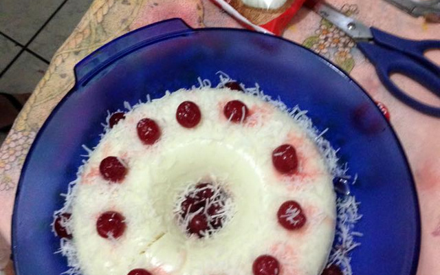 Manjar branco com cerejas