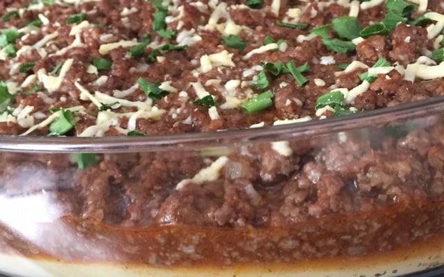 Polenta cremosa com molho de carne moída