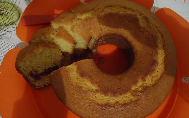 Bolo de fubá com goiabada