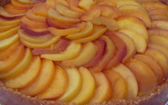 Torta de pêssego com creme pâtissière de cream cheese e massa de bolacha