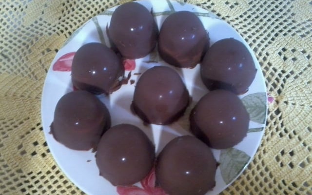 Trufa de chocolate com recheio de doce de coco