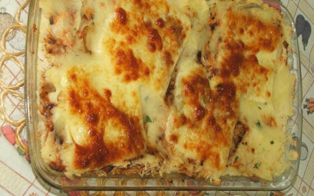 Arroz escondidinho com frango e queijo