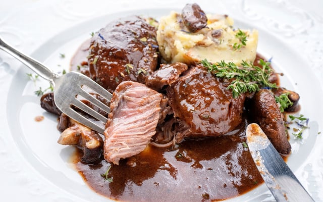 Pernil de porco ao molho de manteiga e cebolas