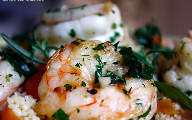 Camarões flambados na cachaça