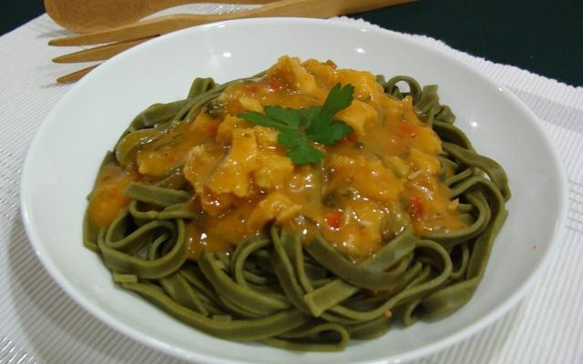 Macarrão ao molho de bobó de bacalhau