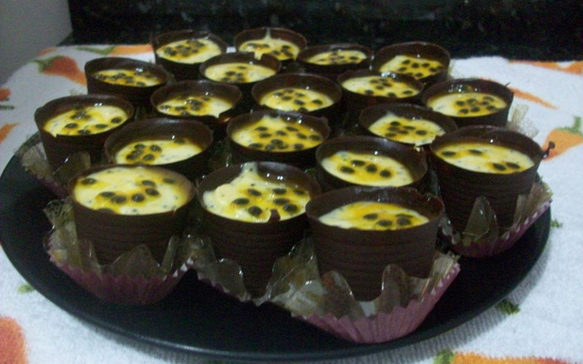 Mousse de maracujá no copinho de chocolate