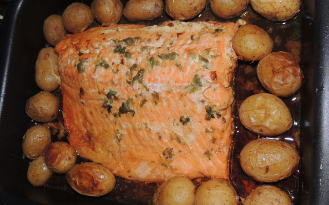 Salmão com alcaparras no forno