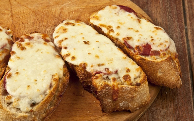 Pão com linguiça na airfryer coberto de queijo gratinado