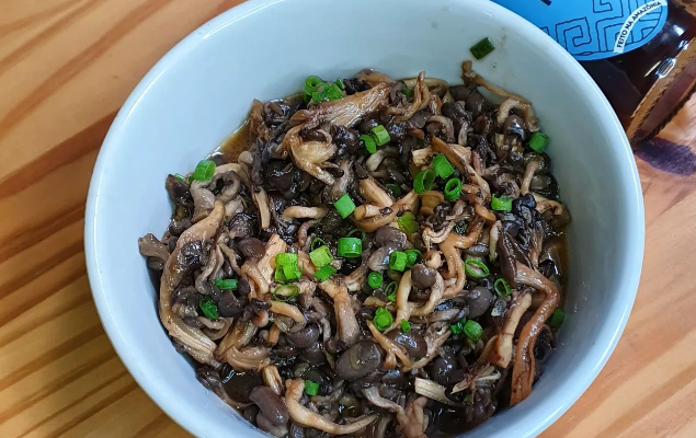 Shimeji na manteiga com tucupi preto