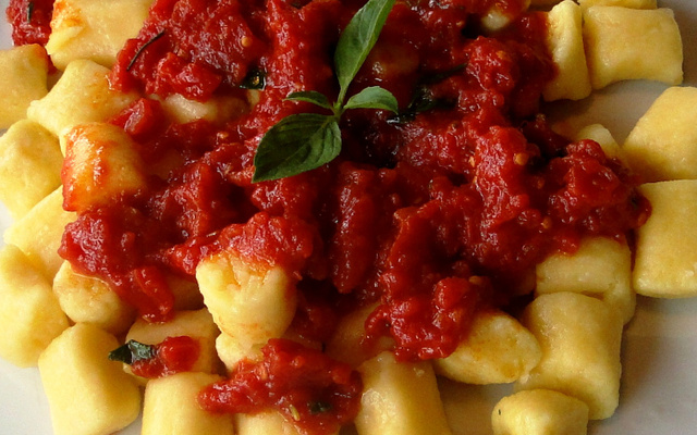 Nhoque de batata salsa com molho mediterrâneo