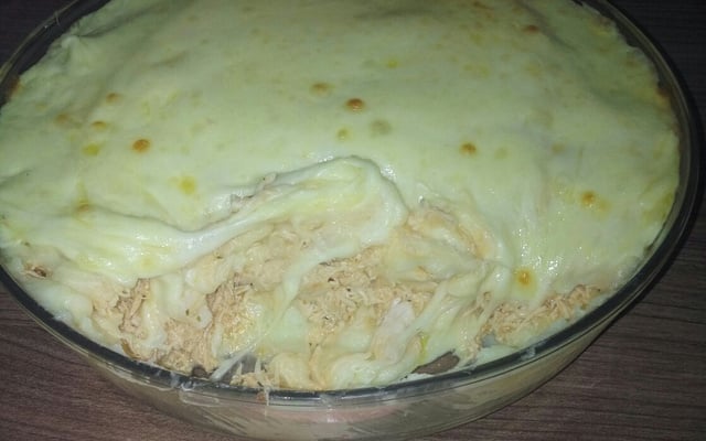 Purê de batatas recheado com frango