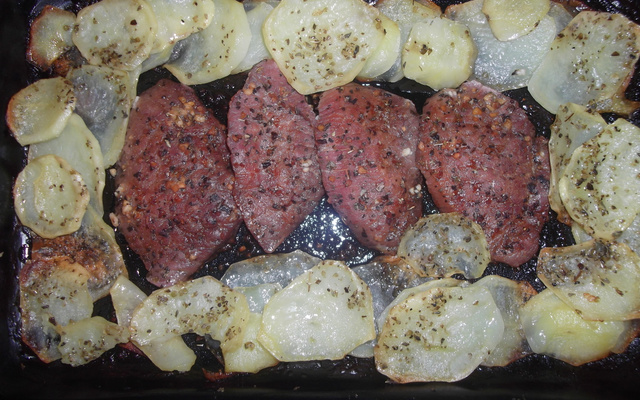 Lagarto assado com batata e ervas