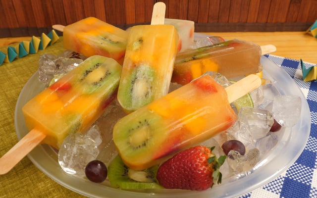 Picolé com frutas