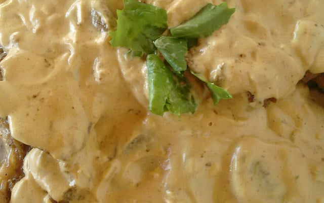 Bife ao molho de mostarda