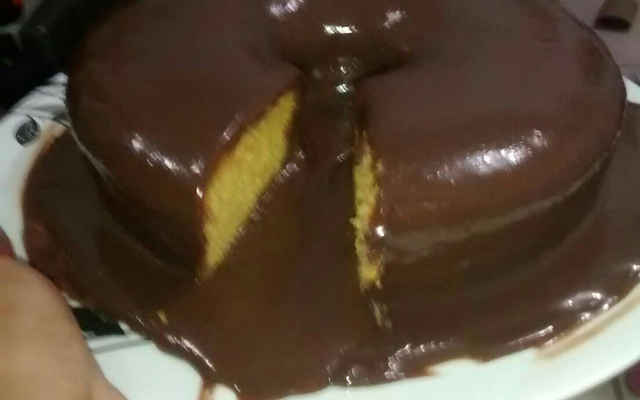 Bolo fofinho de cenoura com chocolate
