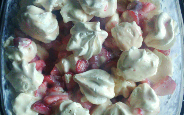 Delícia gelada de morango e suspiros