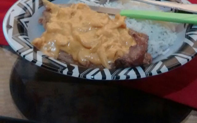 Bife acebolado com molho de maionese