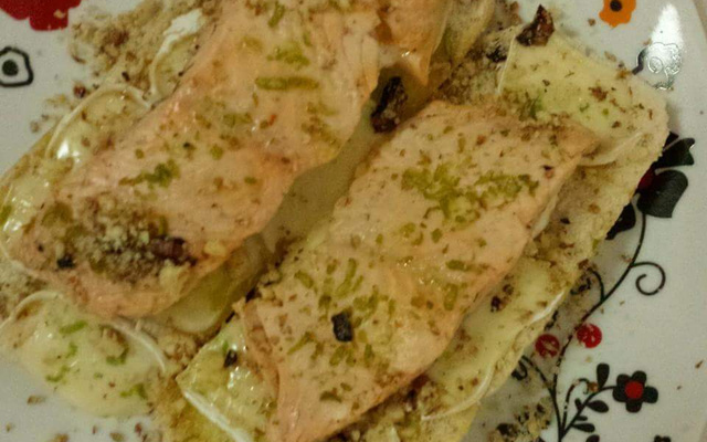 Sanduíche aberto de salmão e queijo brie