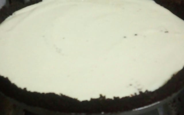 Torta de limão com biscoito de chocolate com recheio de baunilha