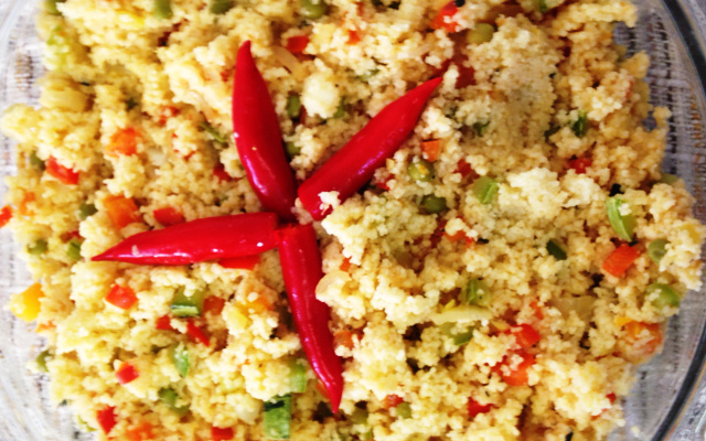 Cuscuz marroquino de legumes, passas e nozes