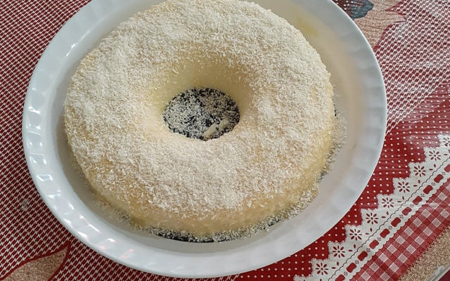 Bolo de tapioca com coco gelado (não vai ao fogo)