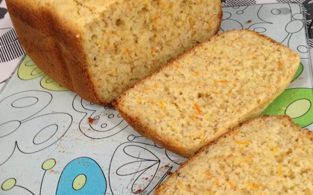 Pão sem glúten com cenoura e cebola na máquina de pão