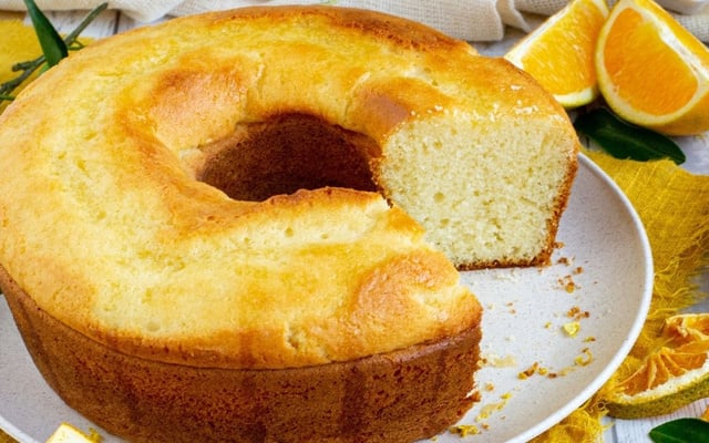 Bolo de laranja de liquidificador pronto no prato com fatia cortada