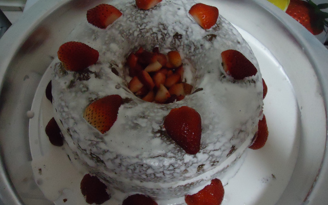 Bolo de chocolate com morangos