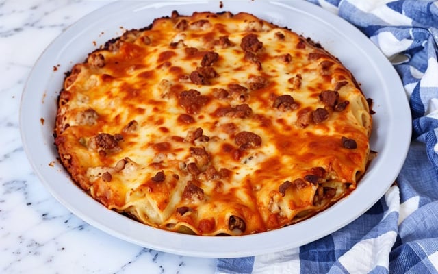 Lasanha com molho branco e bolonhesa