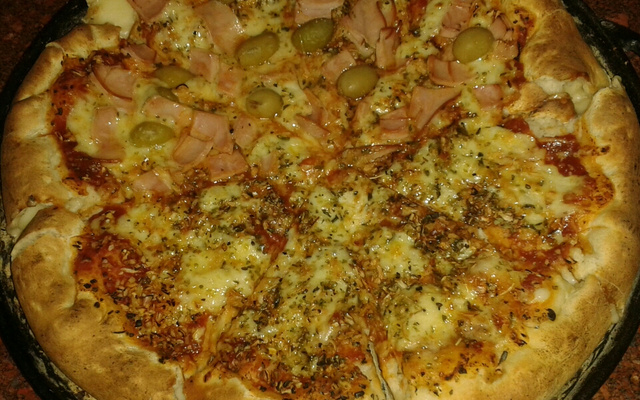 Massa de pizza com borda recheada