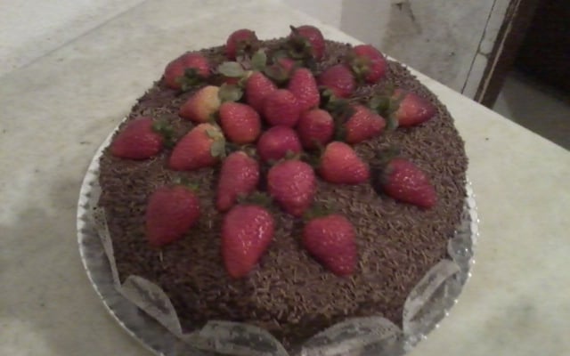 Bolo de chocolate com morangos