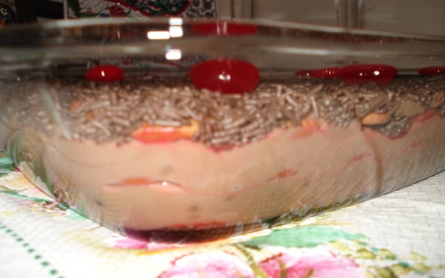 Pavê de brigadeiro com cerejas