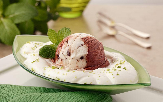 Espuma de limão com sorvete de coco e chocolate