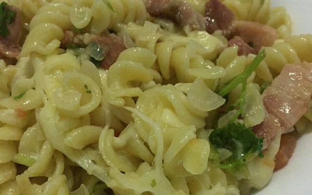 Macarrão ao forno com bacon e mussarela