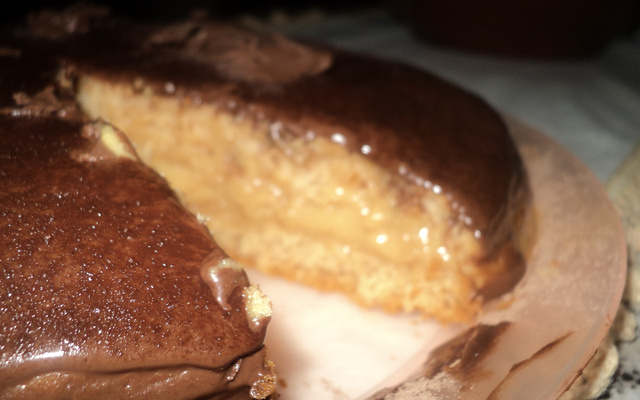 Pão de mel recheado no tamanho de bolo