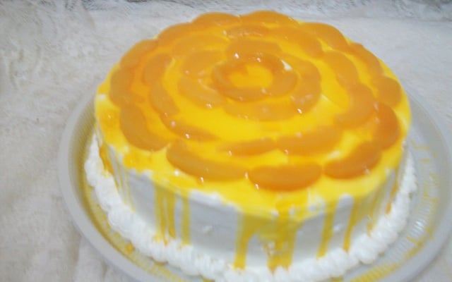 Bolo gelado com recheio de pêssego