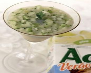 Suco de Ades pera com salsinha, limão e maçã